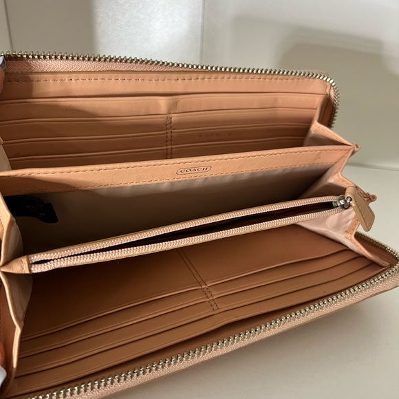 🔥 Coach patent leather wallet - Picture 3 of 6